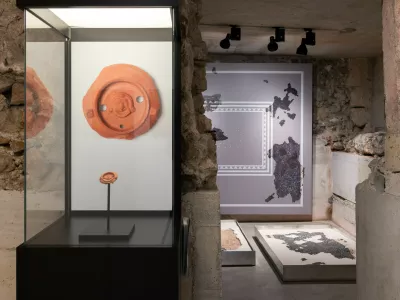SNG Drama Ljubljana arheolo&scaron;ke najdbe 2025. Ko&scaron;ček oljenke in mozaik. F Blaž Gutman