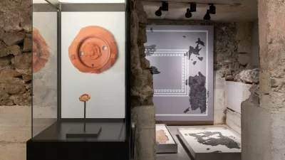 SNG Drama Ljubljana arheolo&scaron;ke najdbe 2025. Ko&scaron;ček oljenke in mozaik. F Blaž Gutman