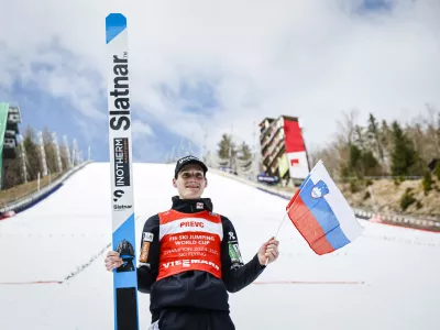 Planica.Posamicna tekma in razglasitev zmagovalcev sezone v skupnih sestevkih FIS svetovnega pokala v smucarskih skokih in smucarskih poletih ter v pokalu narodov.Novi svetovni rekorder in dobitnik malega globusa v poletih Domen Prevc.