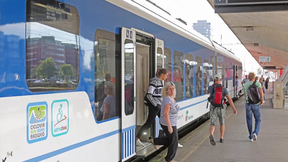 - potni&scaron;ki vlak italijanskega državnega prevoznika Trenitalia v Ljubljani - nova direktna potni&scaron;ka železni&scaron;ka povezava med Ljubljano in Trstom -- 13.09.2018 &ndash; Slovenske Železnice (SŽ) &ndash; Železni&scaron;ka postaja Ljubljana - //FOTO: Bojan Velikonja