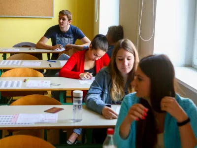 Gimnazija Ledina - razred, učilnica, pisanje izpita iz Ange&scaron;kega jezika,   - 30.05.2015 - Matura -- Spomladanski izpitni rok mature - pisni izpit Angle&scaron;čina - &scaron;olstvo - dijaki - izobraževanje  //FOTO: Bojan Velikonja