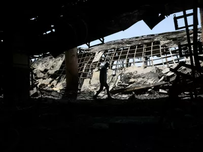 A man walks amidst the debris in the aftermath of Israeli strike on Iran's State TV broadcaster building, which was targeted, in Tehran, Iran, June 19, 2025. Majid Asgaripour/WANA (West Asia News Agency) via REUTERS  ATTENTION EDITORS - THIS PICTURE WAS PROVIDED BY A THIRD PARTY / Foto: Majid Asgaripour