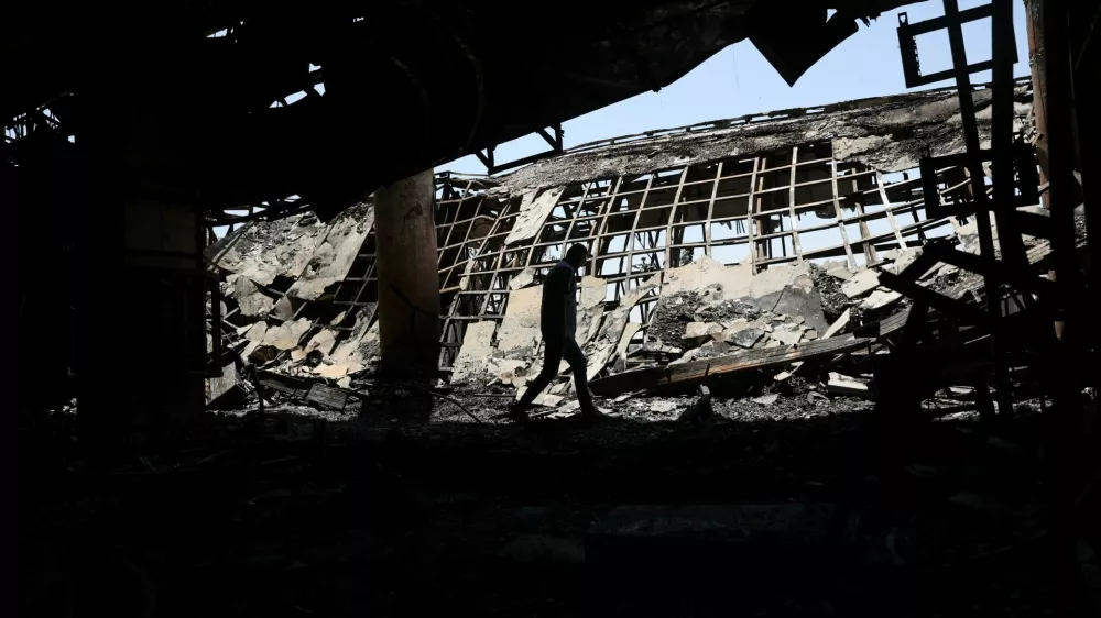 A man walks amidst the debris in the aftermath of Israeli strike on Iran's State TV broadcaster building, which was targeted, in Tehran, Iran, June 19, 2025. Majid Asgaripour/WANA (West Asia News Agency) via REUTERS  ATTENTION EDITORS - THIS PICTURE WAS PROVIDED BY A THIRD PARTY / Foto: Majid Asgaripour