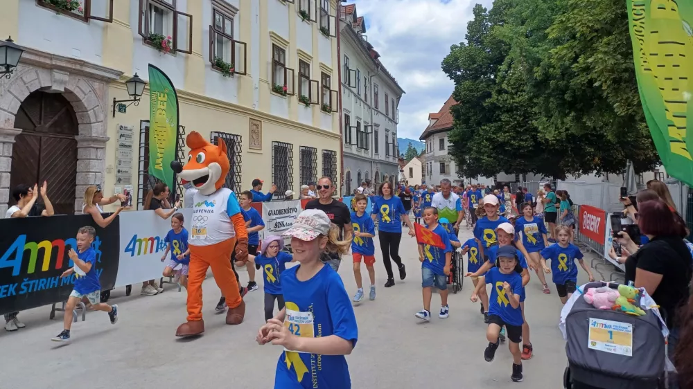 V družbi gasilcev in otrok s poplavnih območij