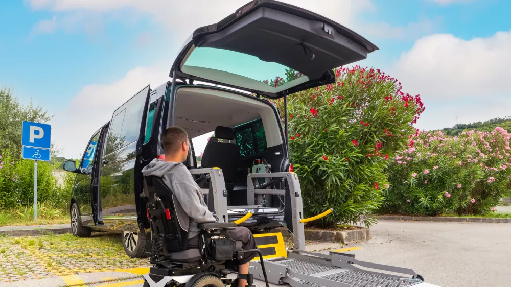 Accessible car with wheelchair lift ramp for person with disability / Foto: 24k-production