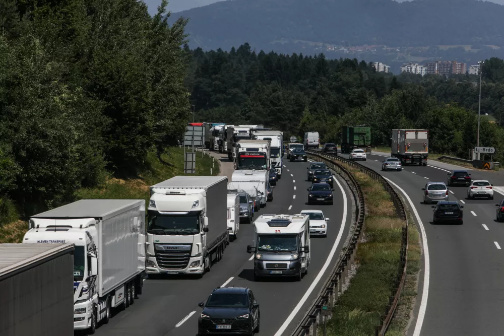 - Kolona vozil, DARS, Avto cesta, - 19.06.2025. - Zastoj na zahodni ljubljanski obvoznici med Kosezami in razcepom Kozarje zaradi začetka počitnic in praznikov v sosednjih državah.//FOTO: Bojan Velikonja