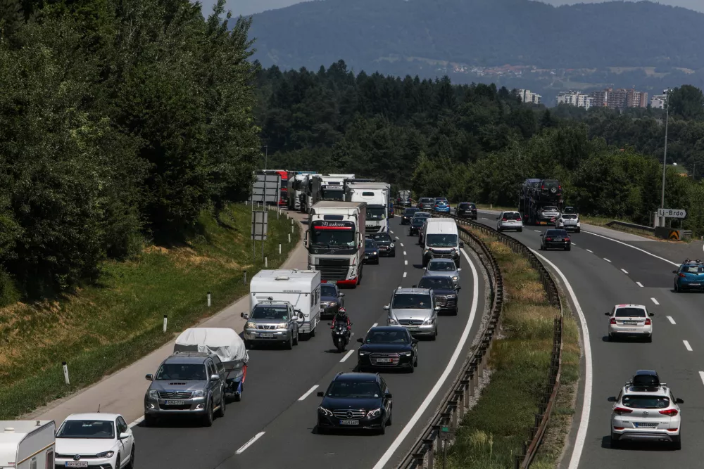 - Kolona vozil, DARS, Avto cesta, - 19.06.2025. - Zastoj na zahodni ljubljanski obvoznici med Kosezami in razcepom Kozarje zaradi začetka počitnic in praznikov v sosednjih državah.//FOTO: Bojan Velikonja