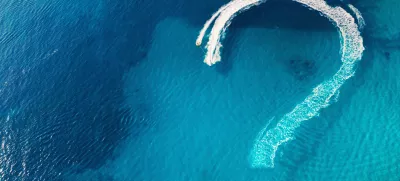 Question mark on sea water surface as symbol of uncertainties end of global quarantine due coronavirus covid-19 and closed countries borders, impossible travel concept. / Foto: Dedmityay