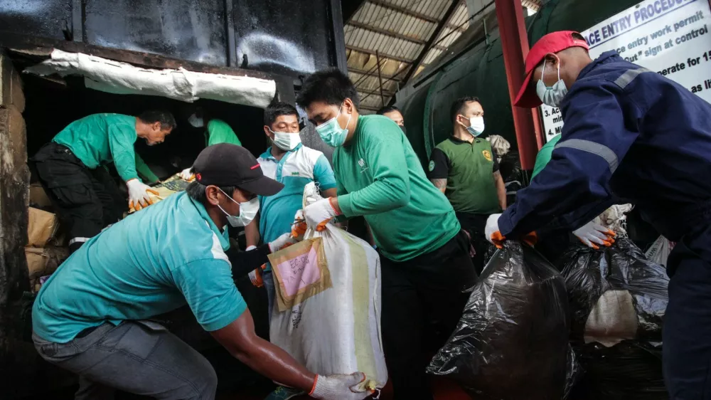 CAVITE, PHILIPPINES - JULY 04: Philippine Drug Enforcement Agency (PDEA) personnel load seized illegal drugs into an incinerator for destruction at a waste facility in Trece Martires, Cavite, Philippines on July 4, 2019. Around 1.41 tonnes of assorted illegal drugs including methamphetamine, cocaine, marijuana, ecstasy, ephedrine, diazepam and chloroephedrine with total worth 6.58 billion pesos (118 million USD) were destroyed by authorities as part of an intensified narcotics crackdown in the country. Lito Borras / Anadolu Agency,Image: 454078073, License: Rights-managed, Restrictions:, Model Release: noFoto: Profimedia