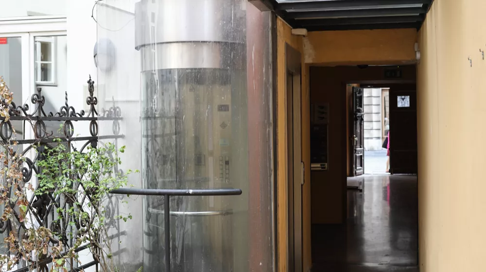 20.06.2025. Naknadno ugrajeni Lift v starome&scaron;čanski stavbi v centru Ljubljane. Foto: Bojan Velikonja 