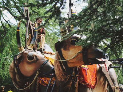 Sveti kravi, ulična pohodna predstava, cie Paris Benares