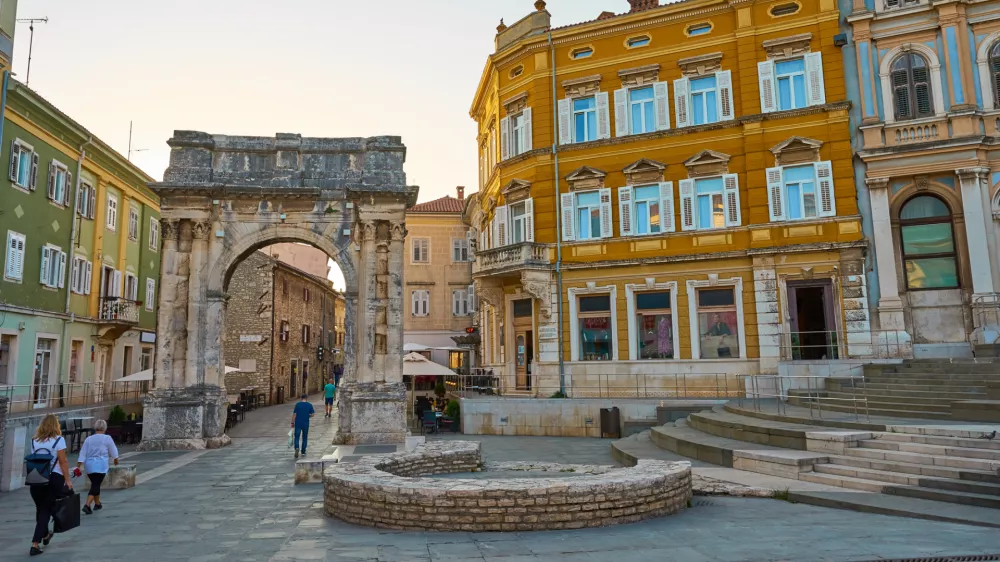 Pula je bogata z muzeji, ki obiskovalcem ponujajo vpogled v zgodovino, kulturo in dedi&scaron;čino mesta. F iStock