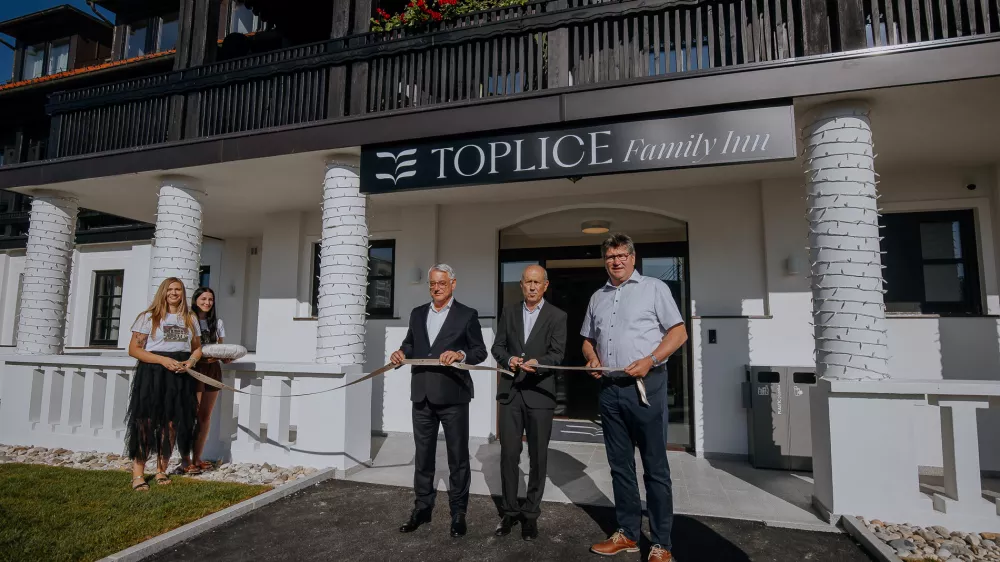 Slavnostno rezanje traku pred prenovljenim hotelom Toplice &ndash; Family Inn je pripadla direktorju Bojanu Petan, ministru Matjažu Han in breži&scaron;kemu županu, Ivanu Molanu. F Terme Čatež