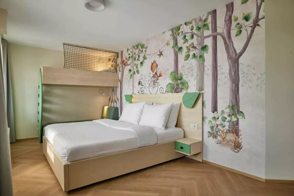 Sobe, opremljene z najkakovostnej&scaron;imi materiali, nudijo udobno in varno bivalno okolje za družine. F Terma Čatež