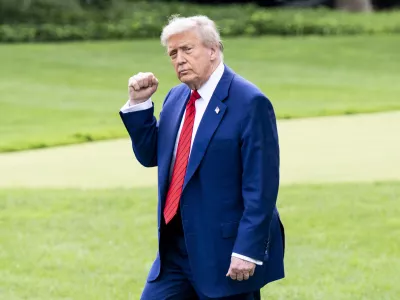20 June 2025, US, Washington: President DONALD TRUMP holding up a fist as he walks towards Marine One as he leaves the White House. Photo: Michael Brochstein/ZUMA Press Wire/dpa