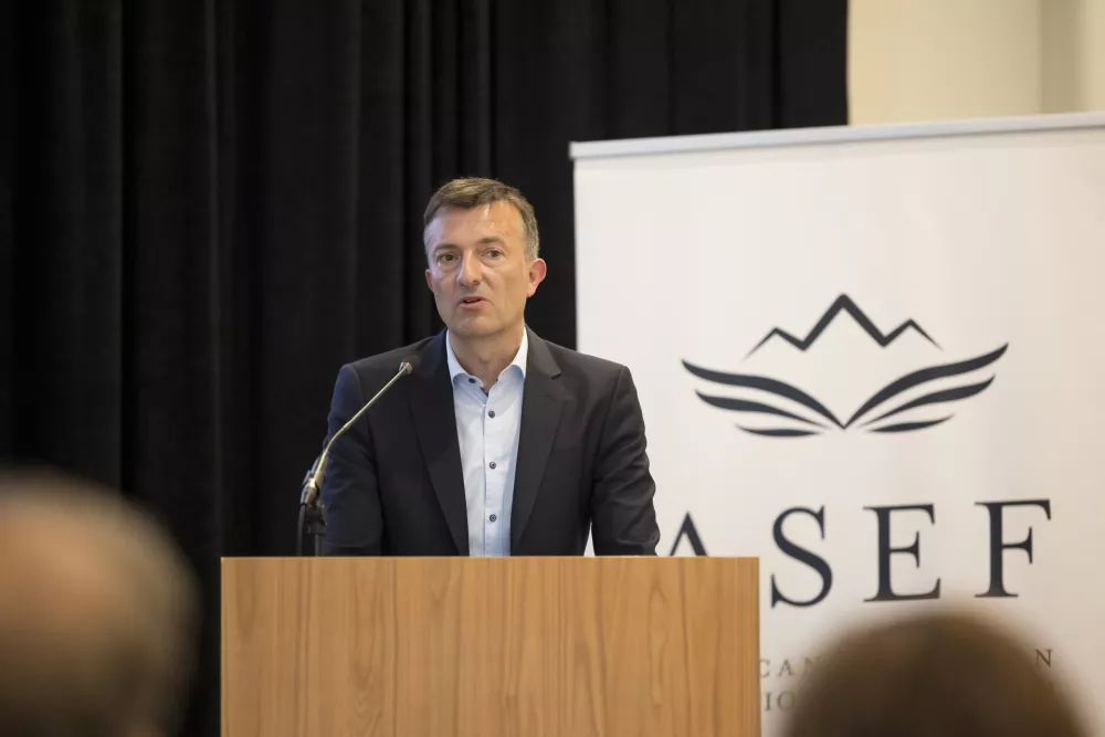 Jure Ga&scaron;parič. državni sekretar. Ministrstvo za visoko &scaron;olstvo, znanost in inovacije 