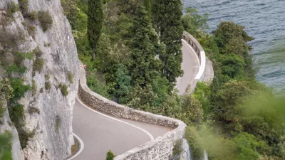 Gardesana Occidentale je zelo priljubljena cesta na zahodni strani jezera.
