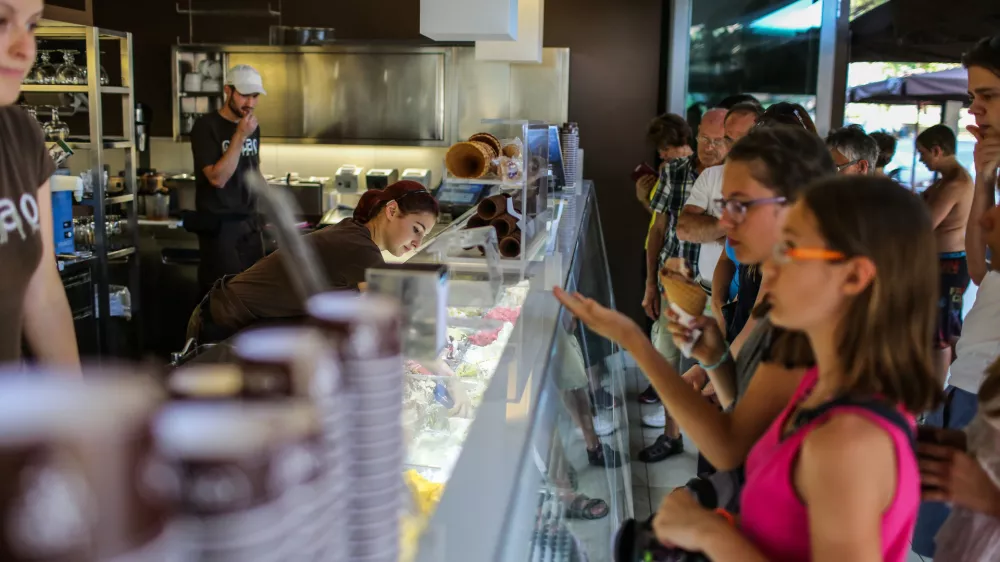 - Portorož - gostinski lokal - sla&scaron;čičarna Cacao -turizem, turistična sezona - 19.07.2016 - Poletni Dnevnik - počitni&scaron;ka reportaža na slovenski obali - poletno dopustovanje - turizem - poletje -      //FOTO: Bojan Velikonja