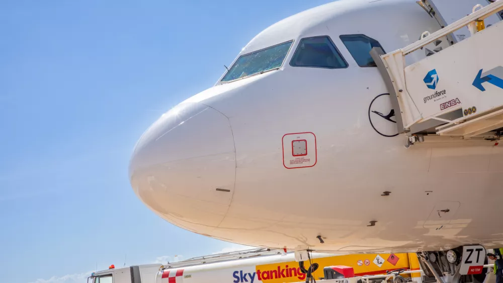 Za potnike bo vkrcavanje vse dražje, leti dalj&scaron;i.