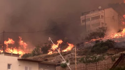 21.06.2025., Pisak - Rano jutros izbio je veliki pozar u sumi iznad magistrale. Bura otezava situaciju, a uz vatrogasce na terenu, u gasenju pozara sudjeluju i mjestani. Kako nesluzbeno doznaje Dalmacija Danas, u tijeku je evakuacija gradjana i turista. Photo: Ivo Cagalj/PIXSELL