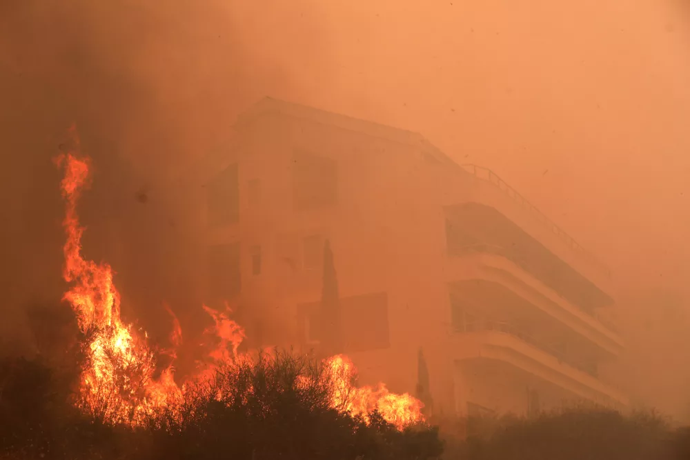 21.06.2025., Pisak - Rano jutros izbio je veliki pozar u sumi iznad magistrale. Bura otezava situaciju, a uz vatrogasce na terenu, u gasenju pozara sudjeluju i mjestani. Kako nesluzbeno doznaje Dalmacija Danas, u tijeku je evakuacija gradjana i turista. Photo: Ivo Cagalj/PIXSELL