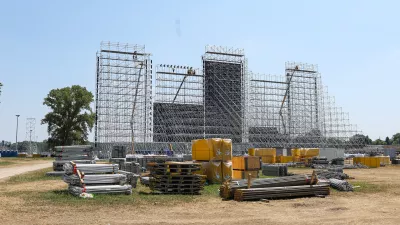 19.06.2025., Hipodrom, Zagreb - Radovi na izgradnji pozornice za Thompsonom koncert na Hipodromu. Privremeno je zatvorena za promet Antallova od Cimermanove do Holjevceve ulice do 23.6. Photo: Goran Stanzl/PIXSELL