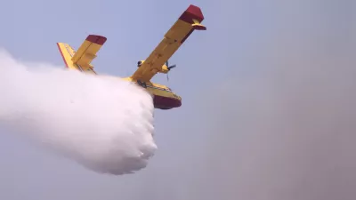 21.06.2025., Pisak - Od jutra bura stvara velike probleme pri gasenju pozara u Pisku, Marusicima i Mimicama. Jedan kanader uspio se probiti te trenutno pomaze vatrogascima u gasenju zarista. Photo: Ivo Cagalj/PIXSELL