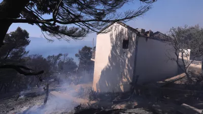 21.06.2025., Pisak - Gori kamena kuca. Pozar se i dalje siri. Trenutno je na terenu vise od 250 vatrogasaca i jedan kanader. Photo: Ivo Cagalj/PIXSELL