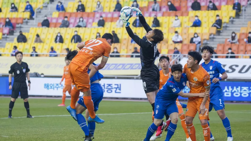 March 14, 2021, Suwon, South Korea: Goalkeeper Noh Dong-geon of Suwon Samsung Bluewings in action during the 4th round of the 2021 K League 1 soccer match between Suwon Samsung Bluewings and Gangwon FC at the Suwon World Cup Stadium..Final score; Suwon Samsung Bluewings 1:1 Gangwon FC.,Image: 599360255, License: Rights-managed, Restrictions:, Model Release: no