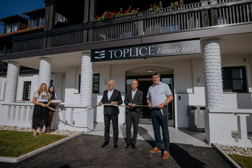 Slavnostno rezanje traku pred prenovljenim hotelom Toplice &ndash; Family Inn  Foto: spontanzo