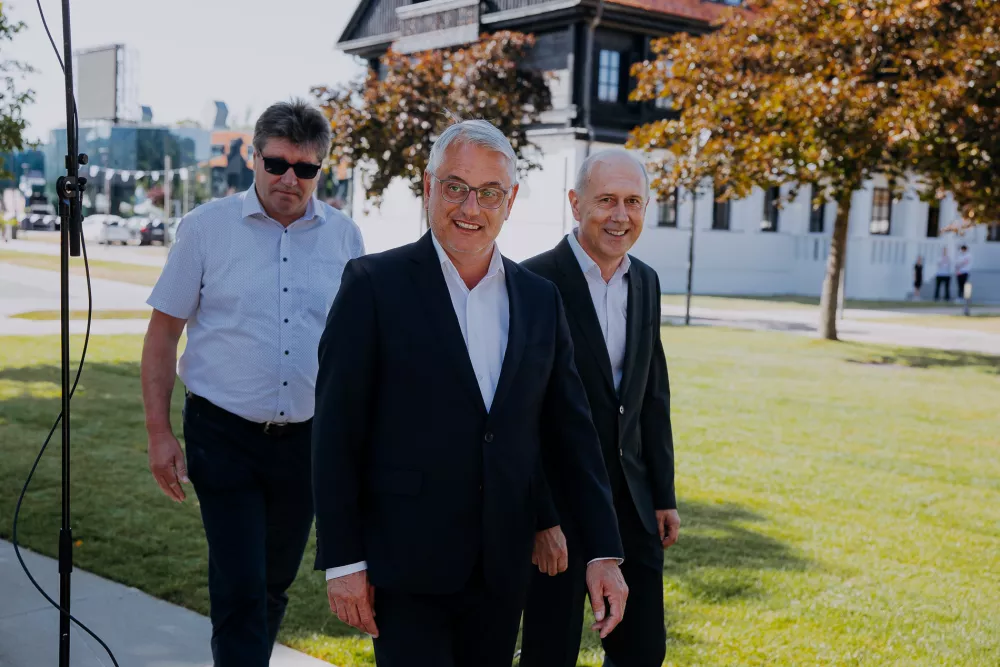 Bojan Petan v družbi breži&scaron;kega župana Ivana Molana in ministra Matjaža Hana.  Foto: spontanzo