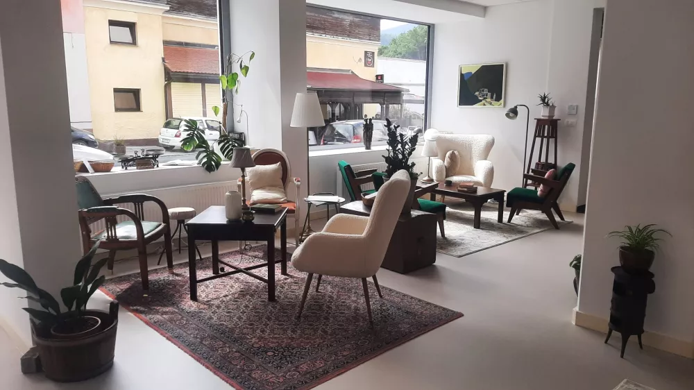 Trboveljska knjižnica z dnevno sobo