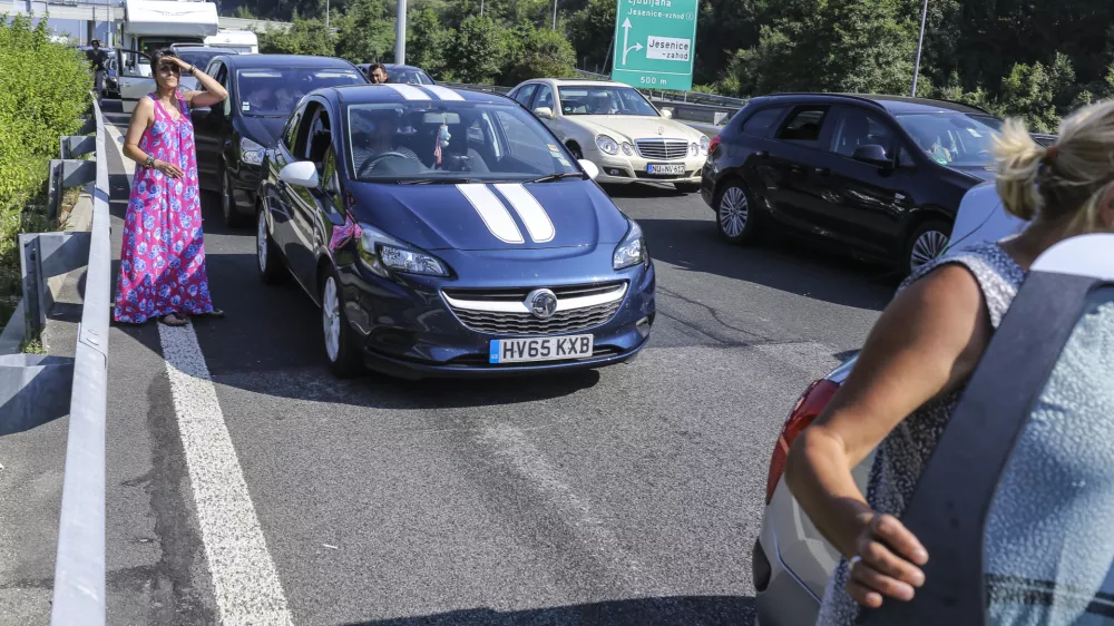 - 28.08.2016 - Gorenjska avtocesta - 10km prometni zastoj pred mejnim prehodom Karavanke na Jesenicah  //FOTO: Jaka Gasar