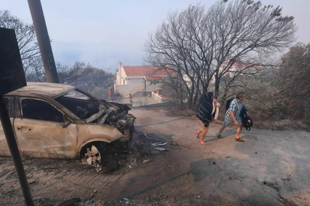 Požar v Pisku na Hrva&scaron;kem, turisti bežijo