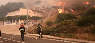21.06.2025., Pisak - Rano jutros izbio je veliki pozar u sumi iznad magistrale. Bura otezava situaciju, a uz vatrogasce na terenu, u gasenju pozara sudjeluju i mjestani. Kako nesluzbeno doznaje Dalmacija Danas, u tijeku je evakuacija gradjana i turista. Photo: Ivo Cagalj/PIXSELL