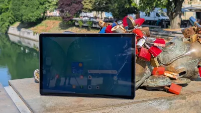 Zaslon sicer ponuja solidno svetilnost 800 kandel, Ker je LCD, pa so zlasti zunaj optimalni koti gledanja dokaj omejeni.