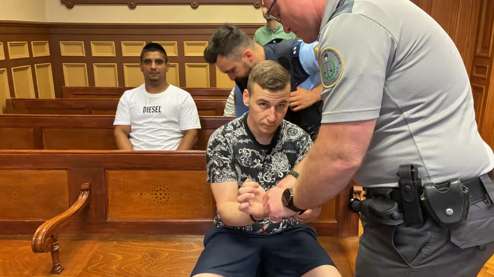 V sredi&scaron;ču Ljubljane so pele pesti: Kupca kokaina naj bi pretepla in oropala