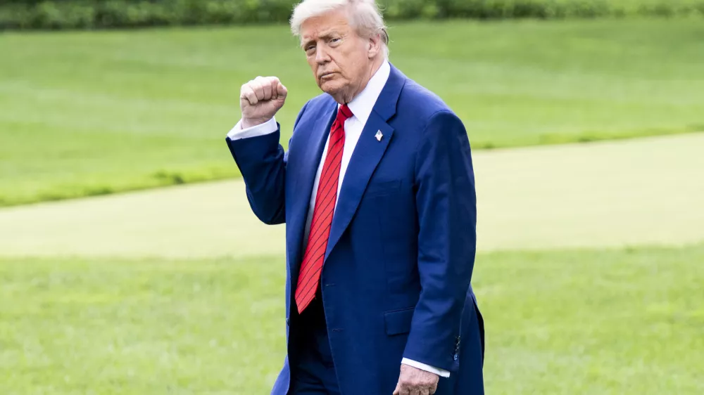 20 June 2025, US, Washington: President DONALD TRUMP holding up a fist as he walks towards Marine One as he leaves the White House. Photo: Michael Brochstein/ZUMA Press Wire/dpa