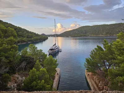 Pogled od zgoraj na zakloni&scaron;če za ladje v Uvali Kremena. / Foto: Mladen Zobec