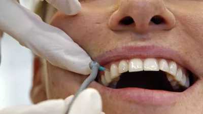 medzobna &scaron;četkanje - ilustrativna fotografija - Dentalni studio dr. &Scaron;korjanc - Zasebna zobozdravstvena ordinacija - zobozdravstvo - Dunajska 198 v Ljubljani//FOTO: Bojan Velikonja