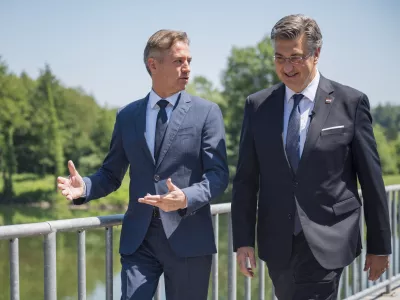 Vinica, most cez Kolpo.Srecanje predsednika vlade Roberta Goloba in predsednika vlade Hrvaske Andreja Plenkovica.