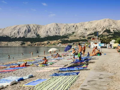 Baska, Krk, Croatia - July 6, 2012: People with their beach towels on the 1,800-meter-long Ba&scaron;ka beach (the Vela plaža, or "Great Beach") in this resort located on the SE of the Island of Krk. / Foto: Csfotoimages