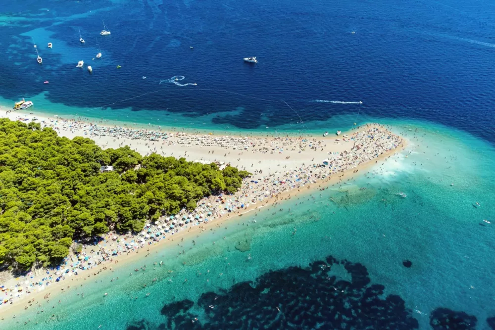 Aerial view of the breath taking Zlatni rat beach in Bol on Brac island in Croatia / Foto: Wirestock