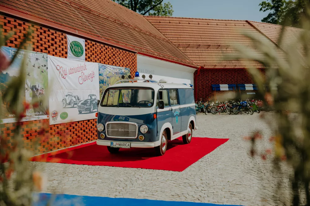 Izbirali so tudi najlep&scaron;e policijsko vozilo, to je postal IMV 1600 v obliki marice. / Foto: Anej Ferko