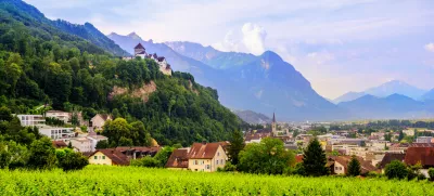 Vaduz z gradom na hribu. Od tam je krenila vojska in se tja tudi vrnila. / Foto: Istock