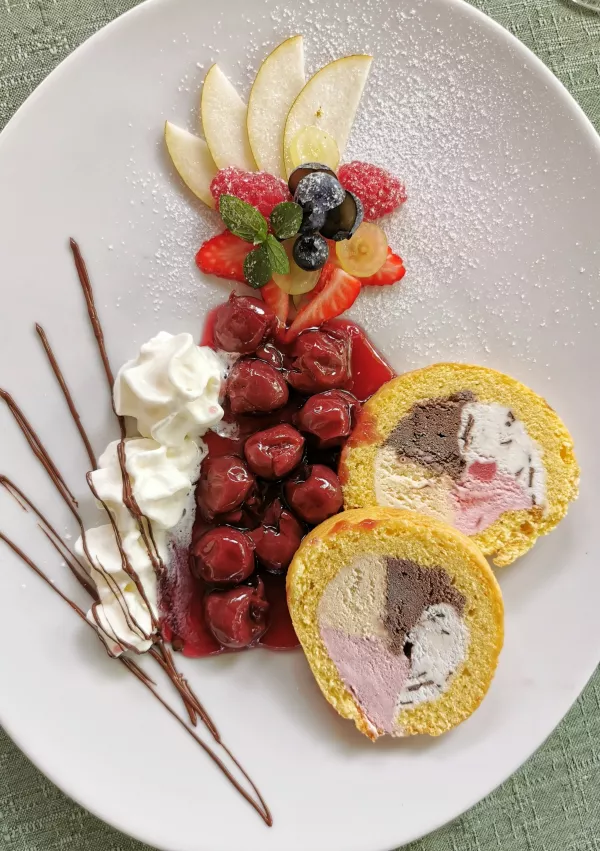 Kasata v vročimi če&scaron;njami / Foto: Miha First