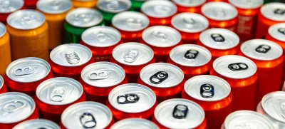 top view of cold sweet soft drink can sweet soda food and drink unhealthy eating for freshness from fast food restaurant / Foto: Nantiya Rattanatum