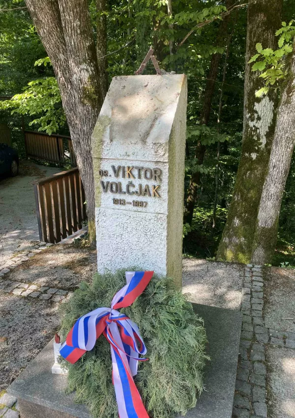Cerkno, Dolenji Novaki.V noci na cetrtek je neznani storilec ukradel bronasti kip Viktorja Volcjaka, ki je bil postavljen v blizini vhoda v bolnico Franja v Dolenjih Novakih.Foto: Mestni muzej Idrija / Foto: 