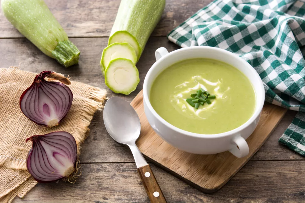 Zucchini soup in bowl on wooden table / Foto: Etorres69