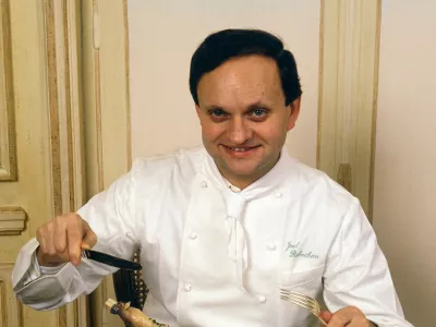 Jo&euml;l Robuchon na predstavitvi svojega kopuna z grobo soljo januarja 1989 v Parizu / Foto: Getty Images